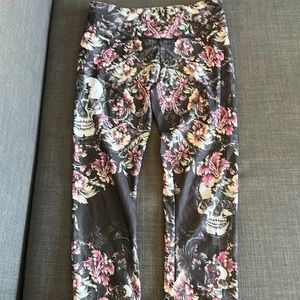 Onzie cropped leggings. Mid rise, floral/skull pattern. Size S